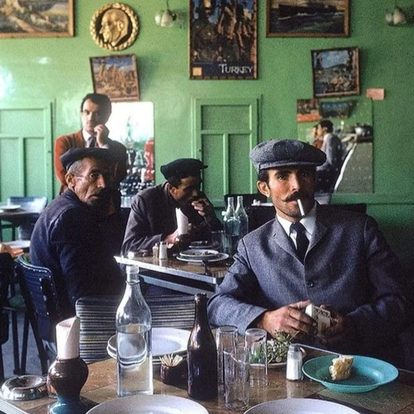 Турецкие мужчины за обедом в кофейне, Каппадокия, 1969 год, фото -..0