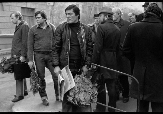 Утренняя очередь в Сандуновские бани .Москва ,1984 г .

Автор фото :..0