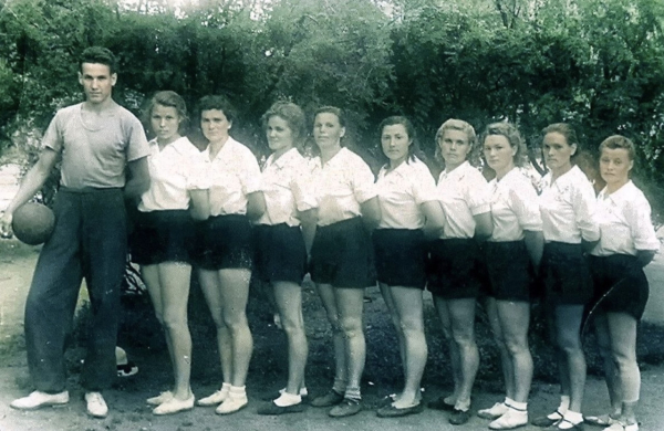 В 1952 году студент Борис Ельцин, в возрасте 21 года, занимал..0