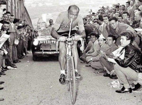 В 1956 году во время Джиро д’Италия велогонщик Фиоренцо Магни на..1