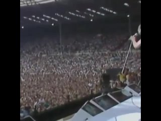 В 1985 году группа Queen вышла на сцену легендарного стадиона Wembley,..0