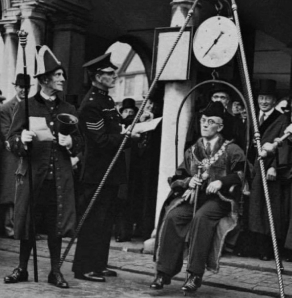 В английском городке Хай-Вайкомб существует необычная традиция:..0