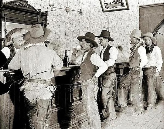 В баре Equity Bar в Олд-Таскосе, штат Техас, 1907..0