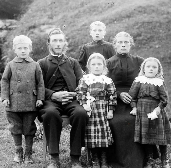 Великолепная фотокарточка норвежской семьи фермеров, 1910..0