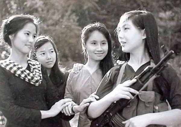 Вьетнамская партизанка с подругами, 1961 год.

На фото, сделанном в..0