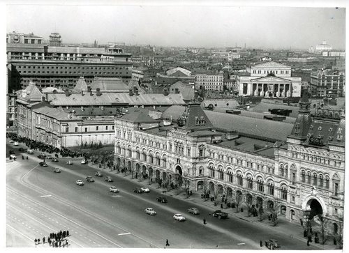 Вид со Спасской башни на Красную площадь .Москва ,1954 г .

Автор..0