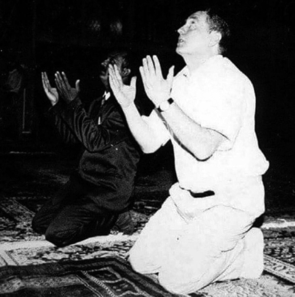 Владимир Жириновский и Саддам Хусейн на намазе в Багдаде, 1993..0