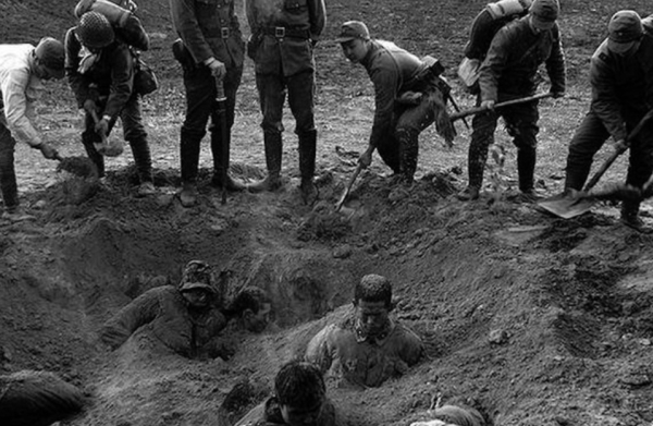 Во время японо-китайской войны в Нанкине японские солдаты..0