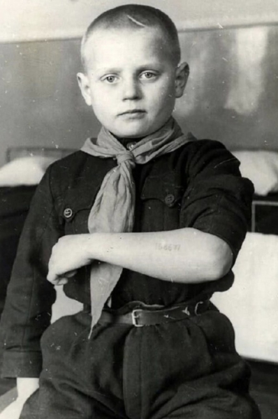 Воспитанник киевского детского дома номер 13, 12-летний Алёша..0