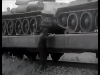 Вот таким способом выгружали Т-34 с платформ грузовых поездов во..0