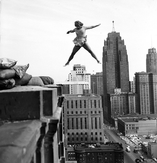 Воздушная гимнастка Бетти Фокс выступает на крыше отеля Fort Shelby,..0