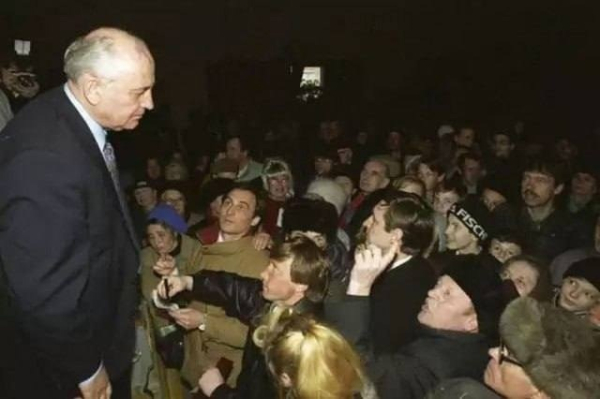 Встреча Горбачева с избирателями во время избирательной..0