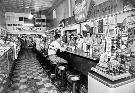 Закусочные, парикмахерские и магазины на знаменитом Шоссе 66, 1950-й..5