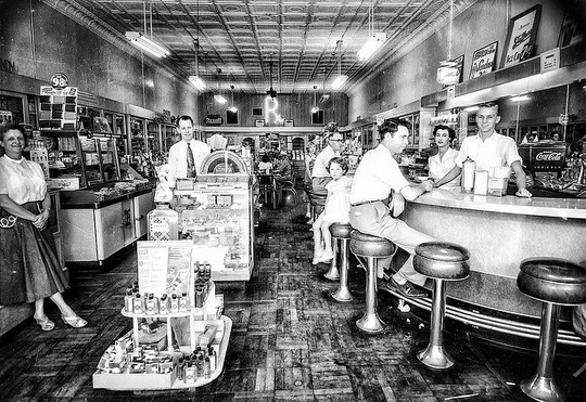 Закусочные, парикмахерские и магазины на знаменитом Шоссе 66, 1950-й..0