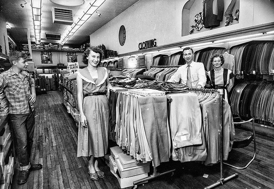 Закусочные, парикмахерские и магазины на знаменитом Шоссе 66, 1950-й..6