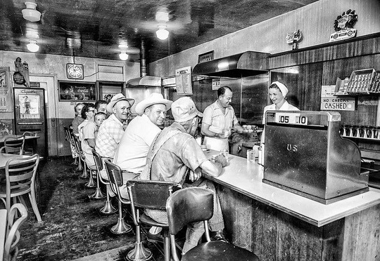 Закусочные, парикмахерские и магазины на знаменитом Шоссе 66, 1950-й..8