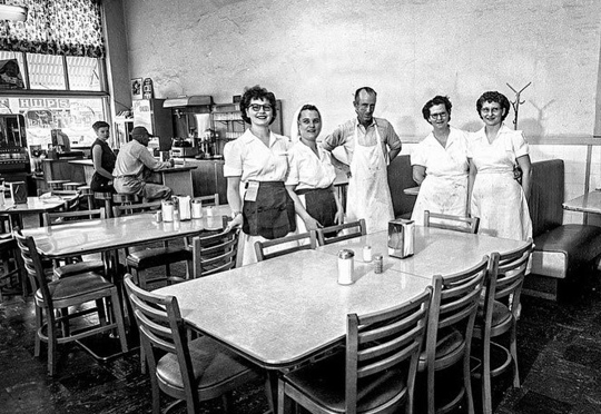 Закусочные, парикмахерские и магазины на знаменитом Шоссе 66, 1950-й..4