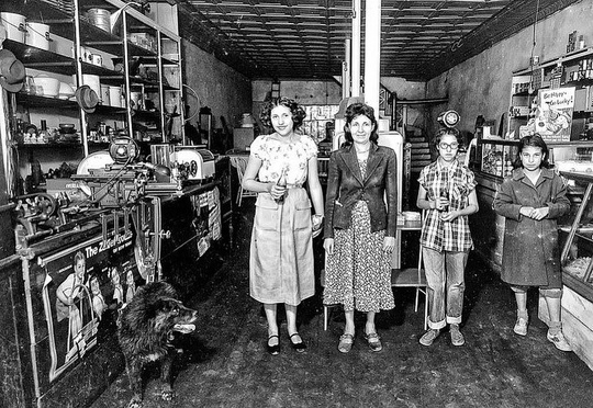 Закусочные, парикмахерские и магазины на знаменитом Шоссе 66, 1950-й..3