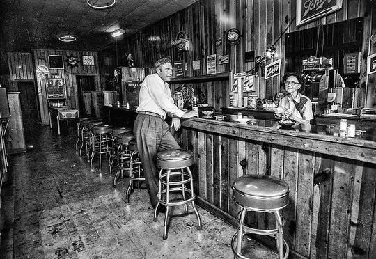 Закусочные, парикмахерские и магазины на знаменитом Шоссе 66, 1950-й..1