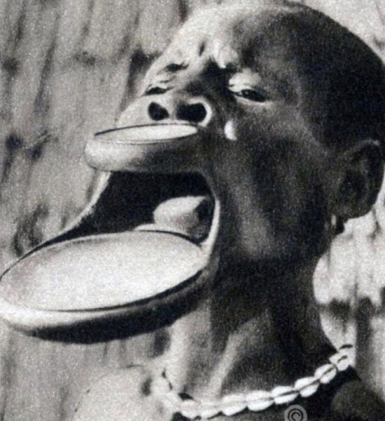 Женщина из африканского племени сара с огромными пластинами в..0