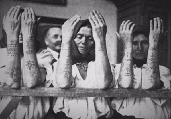 Женщины-хорватки демонстрируют свои традиционные..0