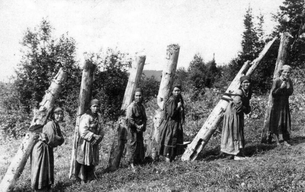 Женщины на заготовке балок, Алтай, Горная Шория, 1913..0