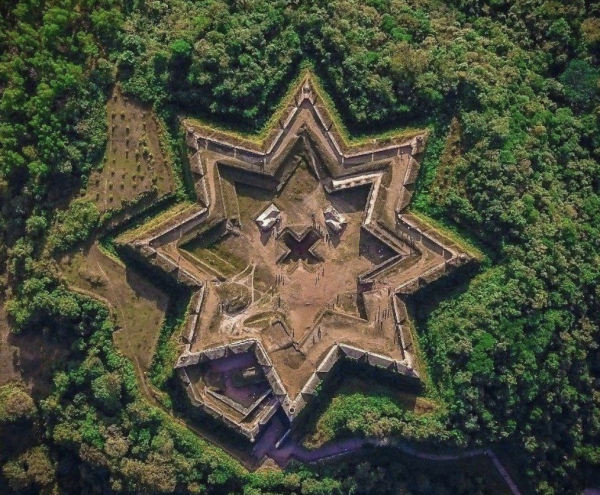 Звёздные крепости: 600 уникальных сооружений по всему миру

По..0