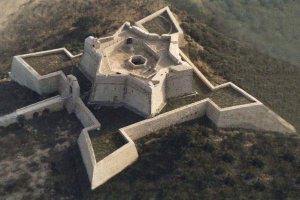 Звёздные крепости: 600 уникальных сооружений по всему миру

По..1