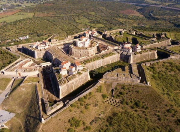 Звёздные крепости: 600 уникальных сооружений по всему миру

По..2