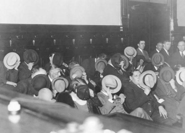 1931. США. Гангстеры прячут свои лица на суде над Аль..0