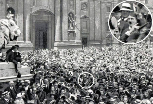 Адольф Гитлер, узнавший об объявлении Первой мировой войны, 1914..0