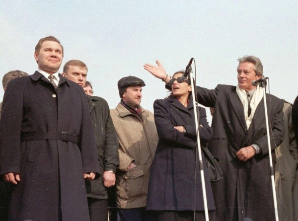 Александр Лебедь и Ален Делон ,1998..0