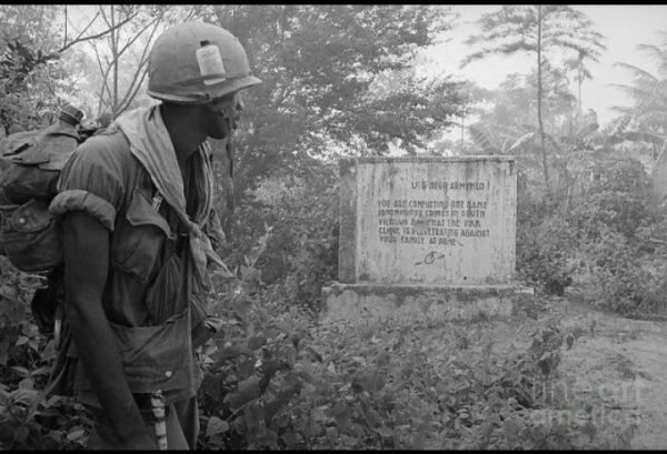 Американец  читает послание, оставленное ему в джунглях..0