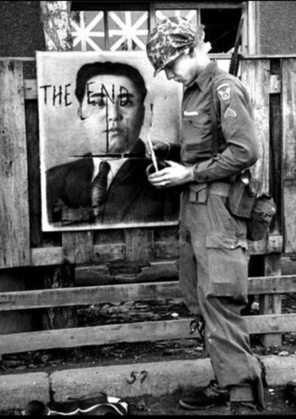 Американский десантник у портрета Ким Ч Ир Сена  .Северная Корея..0