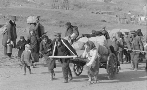 Беженцы эвакуируются из Сталинграда с началом боевых..0