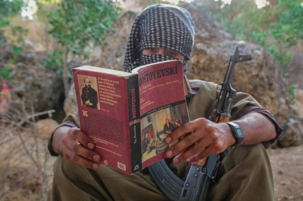Боец из Народных Сил Обороны Курдистана читает Достоевского на..0