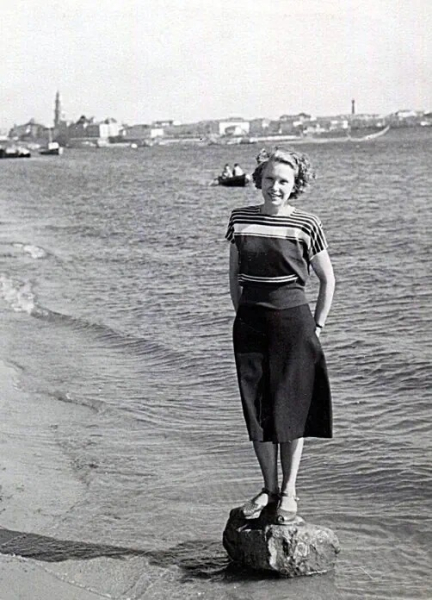 Девушка на волжском берегу .Рыбинск ,1953..0