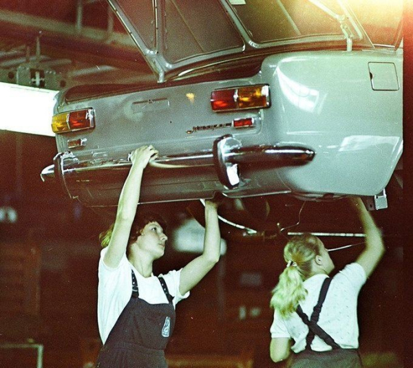 Девушки на сборочной линии АвтоВАЗа, СССР, 1981..0