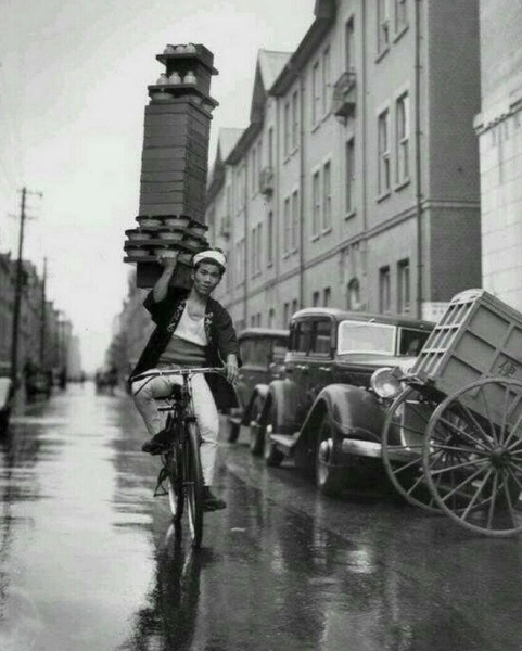 Доставщики еды в Японии, 1930-е годы.

Курьеров по доставке еды на..2