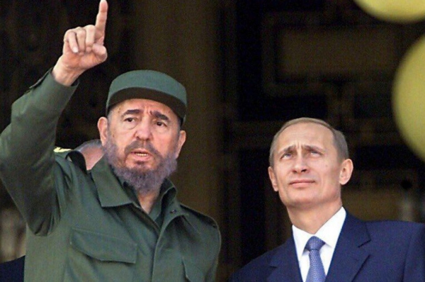 Фидель Кастро встречается с Владимиром Путиным во время визита..0