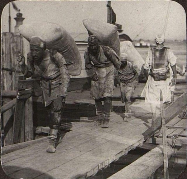 Грузчики - персы за работой в речном порту .Астрахань, 1910..0