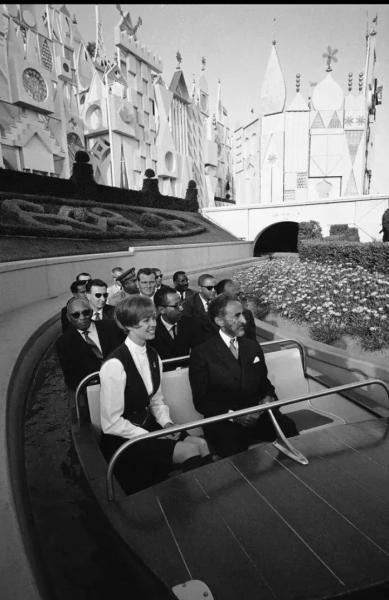 Император Эфиопии Хайле Селассие посещает Диснейленд..0