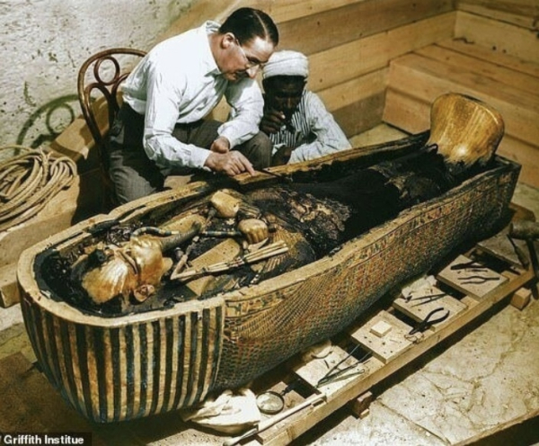 Исторический момент: Открытие золотого саркофага Тутанхамона..0