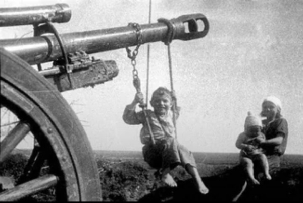 Качели на стволе подбитой немецкой пушки .СССР ,1944..0