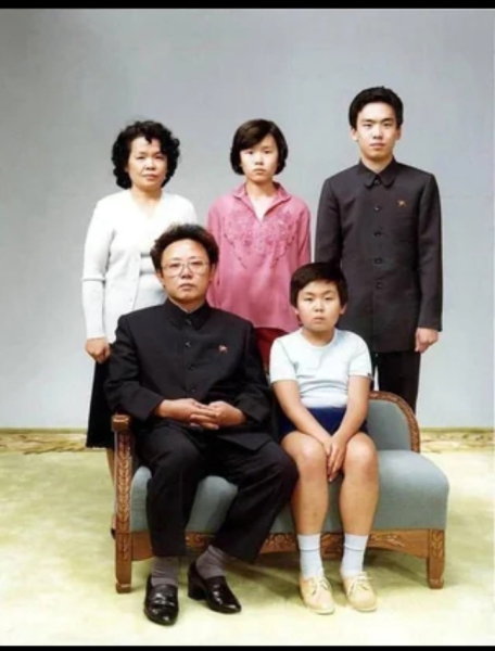 Ким Чен Ын на семейном фото .КНДР..0