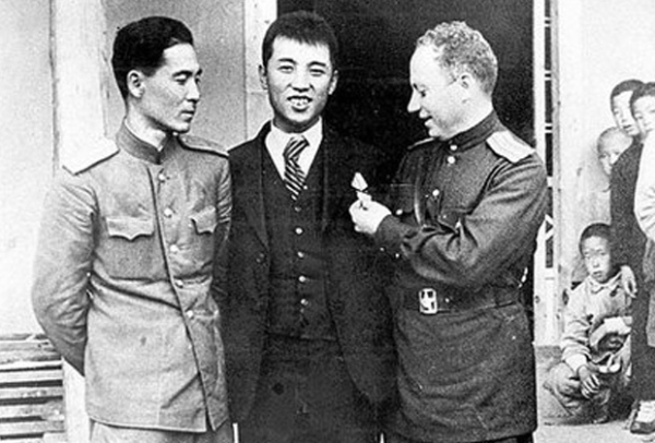 Ким Ир Сен (в центре) и начальник седьмого отдела спецпропаганды..0