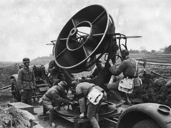 Китайские солдаты слушают японские военные самолеты с помощью..0