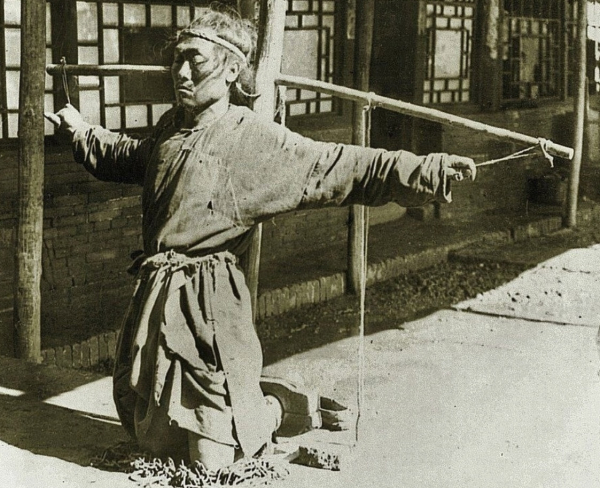 Китайское правосудие, 1906 год: заключенный в Мукдене стоит на..0