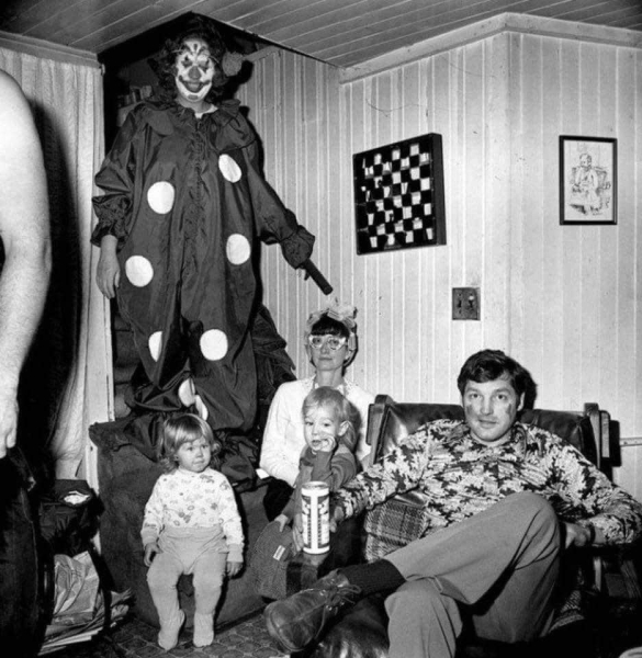 Клоун позирует для фотографии с семьей, 1962..0