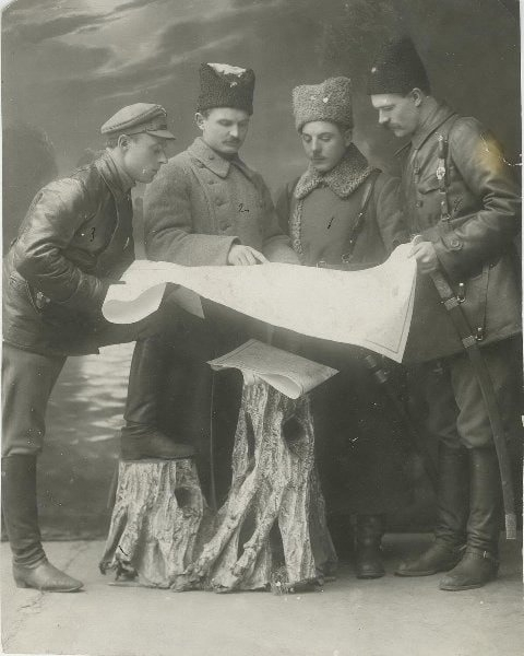 Командиры РККА фотографируют позируют в фотоателье ,1919..0